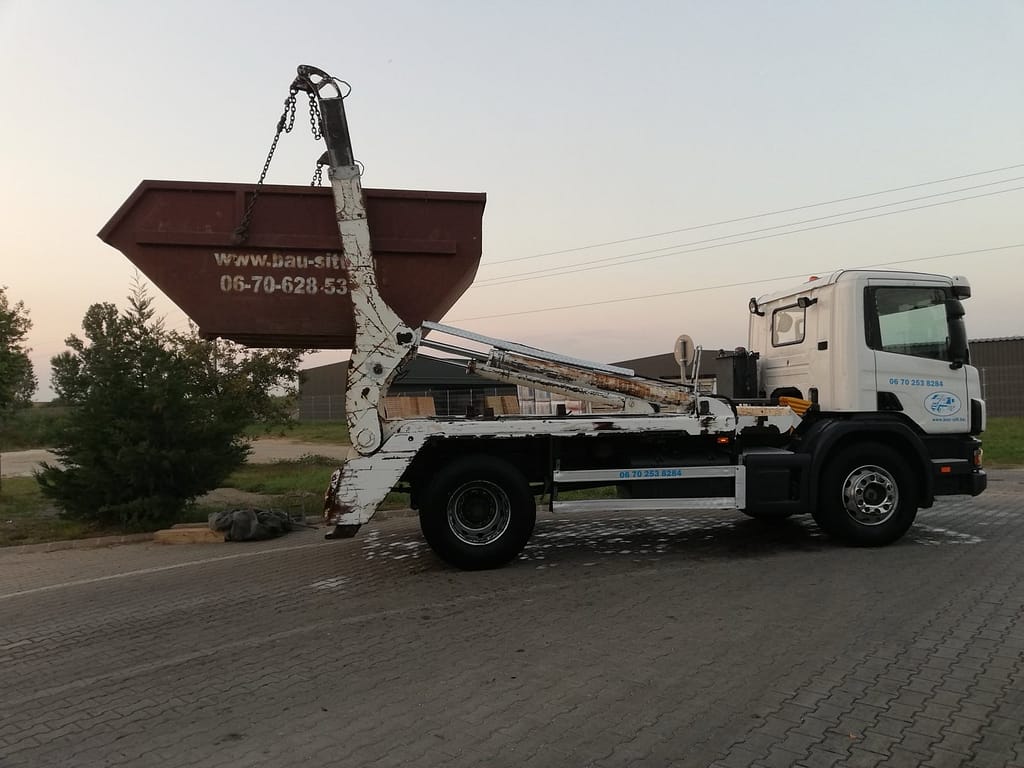 Konténer vegyes hulladék számára, piros színű oldalán rá van írva bau-sitt.hu és a cég telefonszáma 06706285332