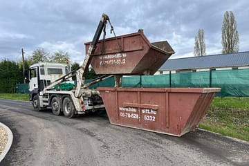 Sittes konténer lerakása konténer szállító teherautóról