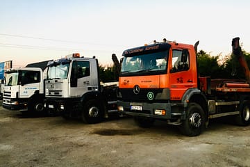 Konténer szállító Mercedes Benz teherautók, konténer bérlés esetén kiszállítják a konténereket