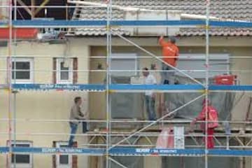 Építkezés, épülő ház homlokzatának vakolása