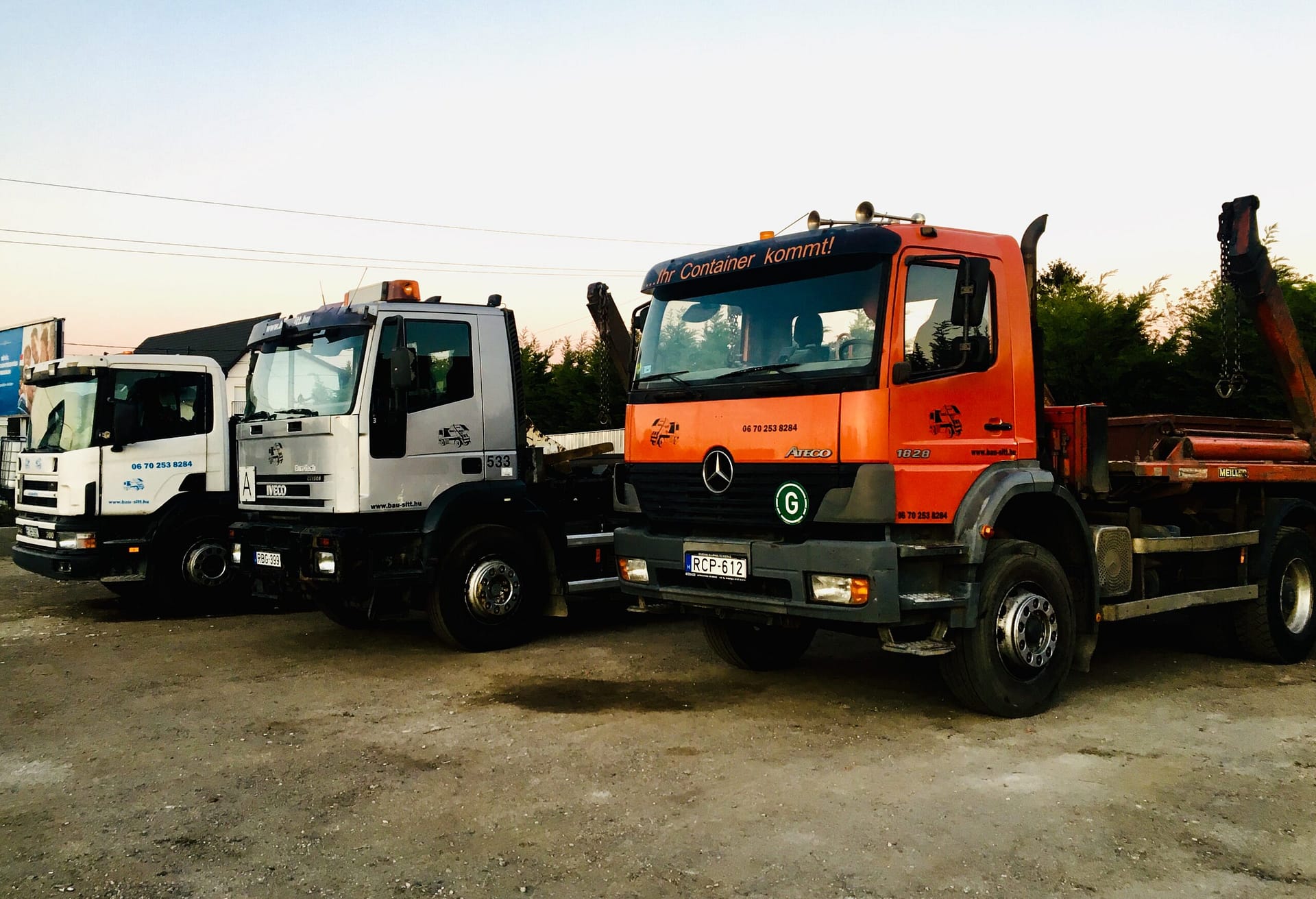 Konténer szállító Mercedes Benz teherautók, konténer bérlés esetén kiszállítják a konténereket